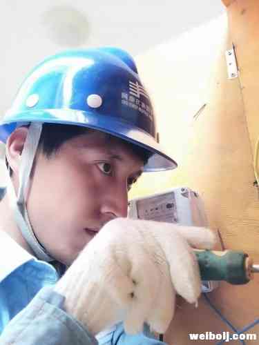 点赞！积水围困小女孩，暖心小哥背其淌水过河！