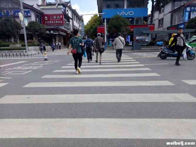 马路栏杆太高翻不过去？别翻了！这里增设了条斑马线！