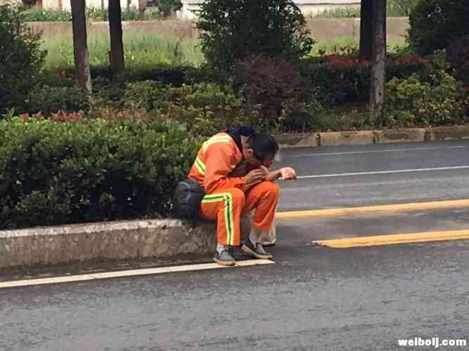 创文进行时,丽江环卫工人可免费吃饭、理发,为啥没人去? 创文进行时,丽江环卫工人可免费吃饭、理发,为啥没人去?