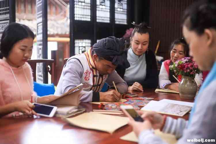 新奇！在住宿的客栈，上一堂纳西东巴文课是什么体验？
