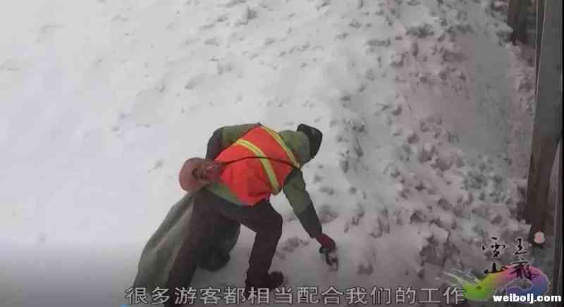 他们每天要清理雪山上200袋左右氧气瓶