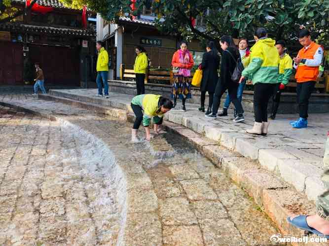 丽江古城大冲刷！放水冲街引游客围观