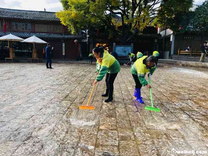 丽江古城大冲刷！放水冲街引游客围观