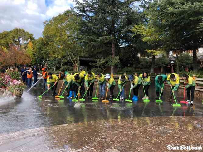 丽江古城大冲刷！放水冲街引游客围观