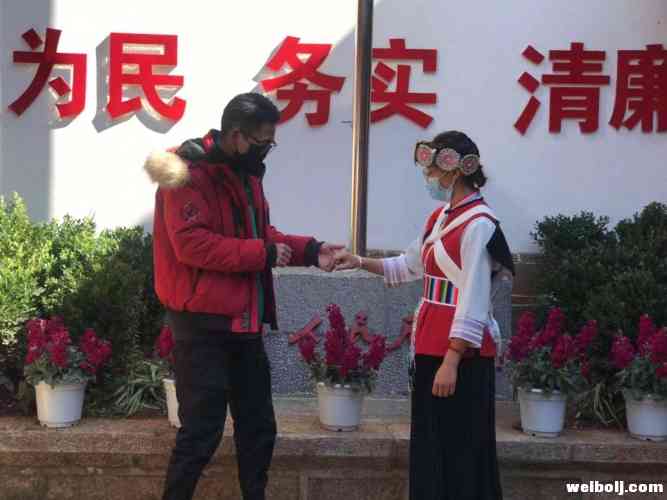 筹备一个月，因疫情取消婚礼，她利用午饭休息时间举行了婚礼仪式！