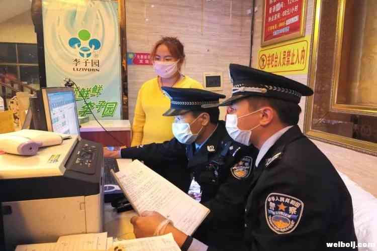 疫情防控 华坪警方晚上检查辖区旅店业