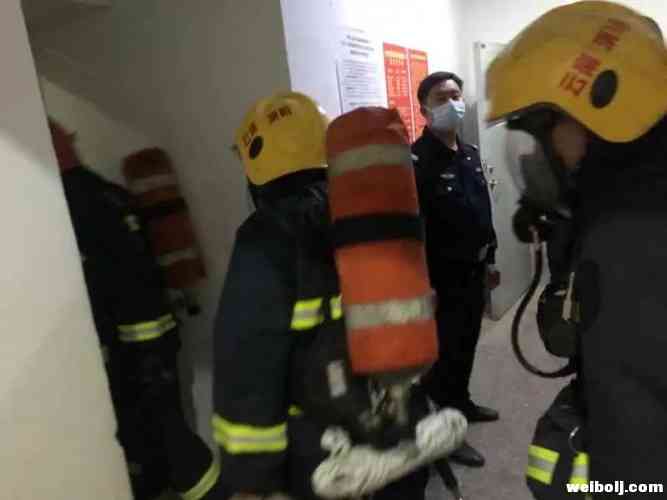 信合大厦17楼高层发生火灾 华坪消防40分钟扑灭 (5).jpg