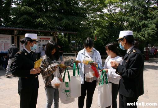 丽江海关深入开展志愿服务 (3).png