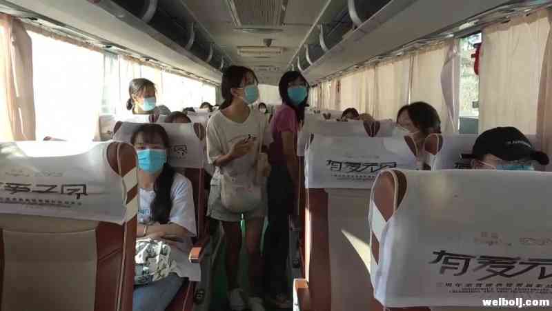 两辆“返校直通车”载70名华坪学子回校 (1).jpg