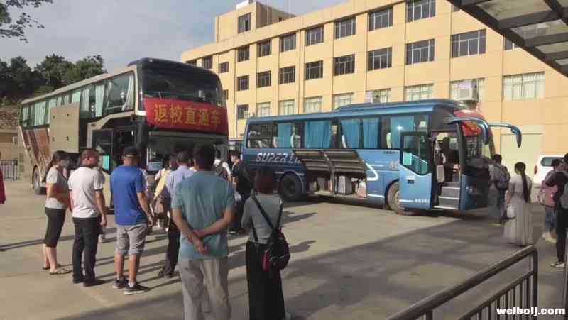 两辆“返校直通车”载70名华坪学子回校 (2).jpg