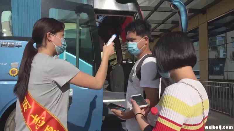 两辆“返校直通车”载70名华坪学子回校 (3).jpg