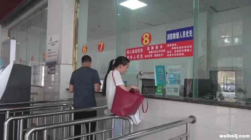 两辆“返校直通车”载70名华坪学子回校 (4).jpg