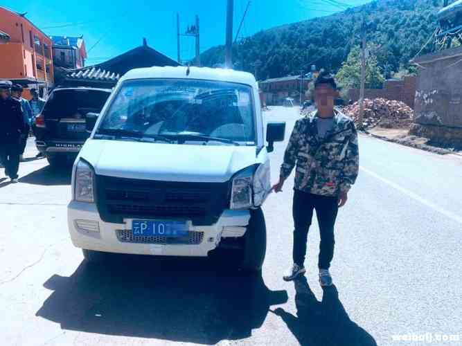 车停在路边空地却被撞出大坑 泸沽湖的这起肇事因为无证驾驶 (2).jpg