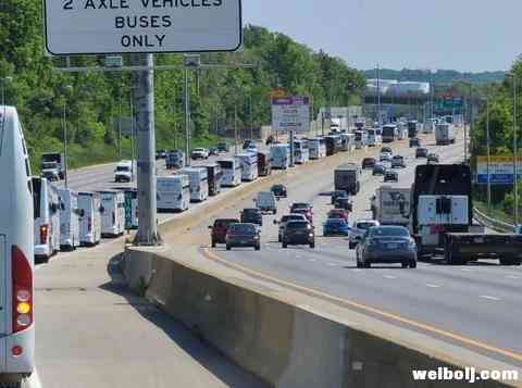 千辆巴士白宫前排队10公里 要求政府提供救助1.jpg