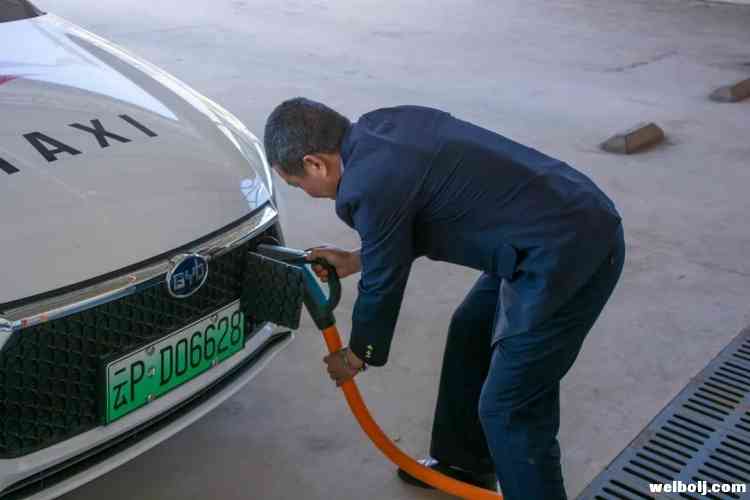 永胜首家电动汽车充电站上线 一度电1.2元3.jpg