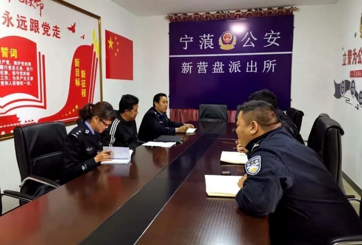 宁蒗县公安局副局长朱国万深入基层派出所检查 (2).jpg