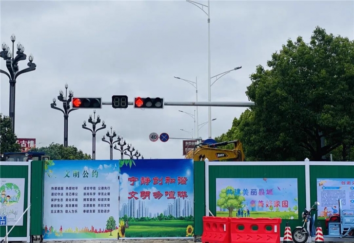 玉龙县龙翔路正在施工改造 请过往车辆注意安全 (4).jpg