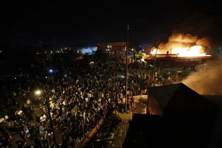 美国骚乱整夜未停 警察与国民警卫队持枪强力清场.jpeg