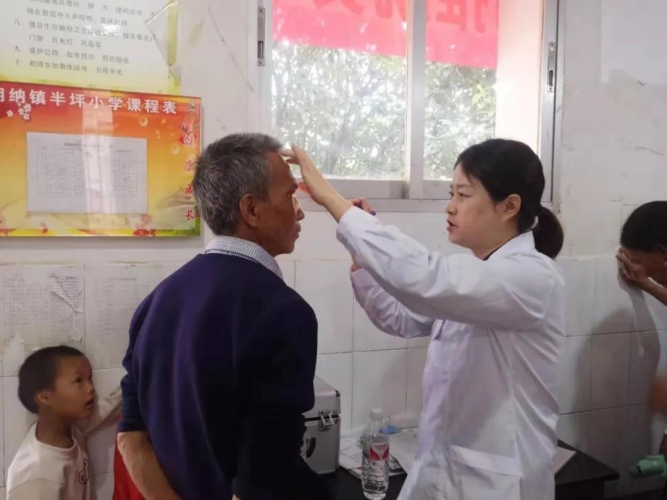 6月6日 丽江市人民医院祥和分院开展“爱眼日”义诊活动 (1).jpg