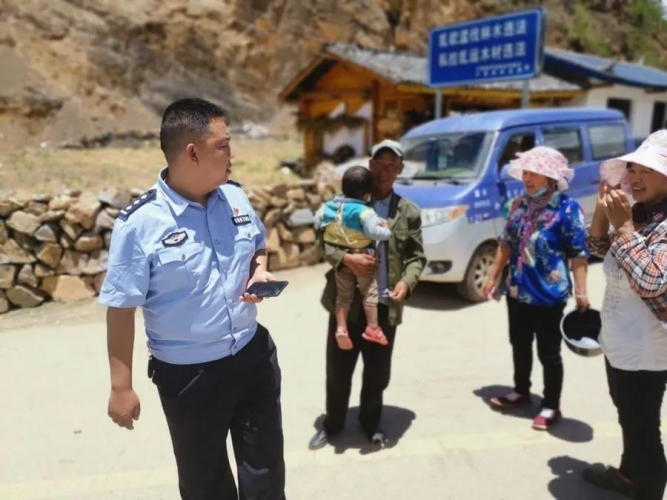 宁利派出所帮助两名走失儿童找到家人 (2).jpg