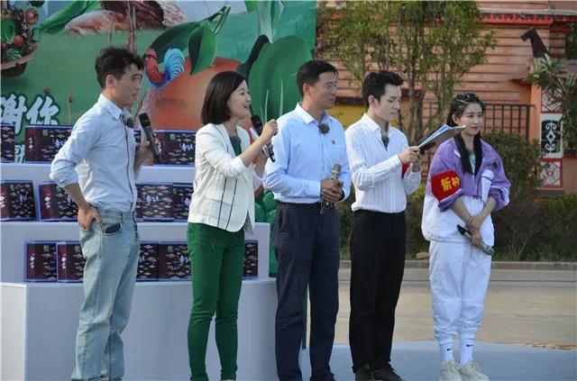 东方卫视扶贫公益纪实节目走进宁蒗  李佳琦、阚清子助阵 (6).jpg