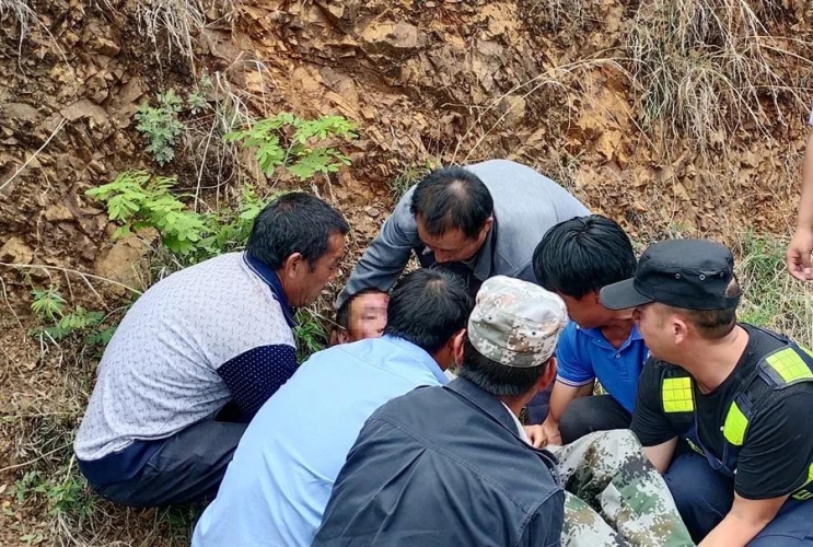 三轮摩托车翻下路坎 宁蒗民警紧急救援 (1).jpg