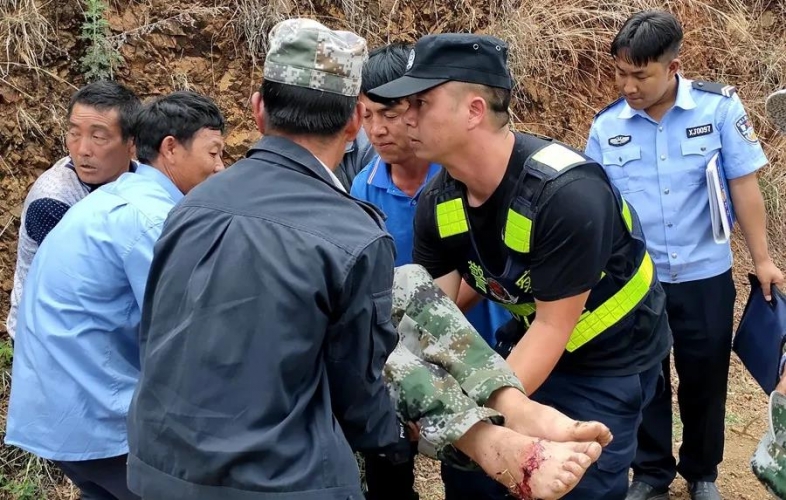 三轮摩托车翻下路坎 宁蒗民警紧急救援 (2).jpg