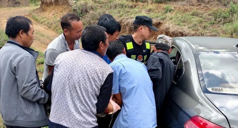 三轮摩托车翻下路坎 宁蒗民警紧急救援 (3).jpg