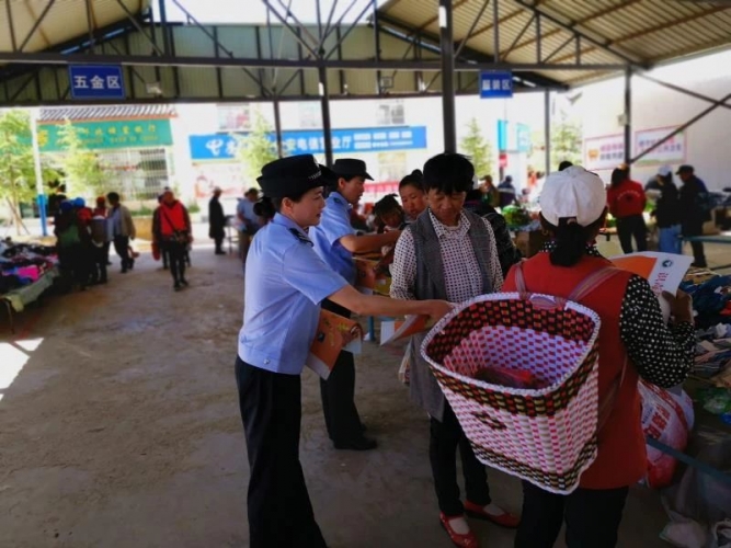丽江禁毒民警“摆摊”卖什么？3.jpg