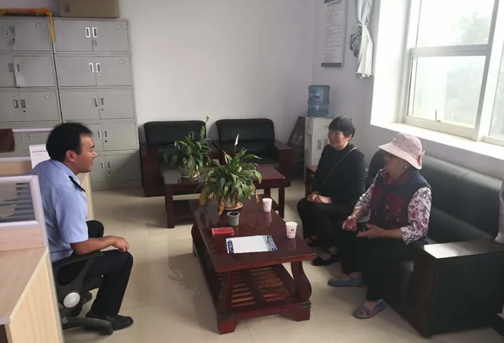 永胜交警危难之时急救助 家属感恩送锦旗1.png