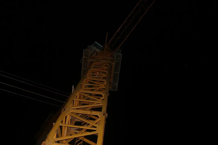 吓人！俩“熊孩子”攀爬塔吊被困30米高空 (3).jpg