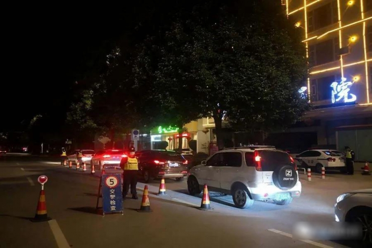 丽江开展夏季周末夜查酒驾醉驾统一行动 查处各类交通违法2.5万起1.jpg