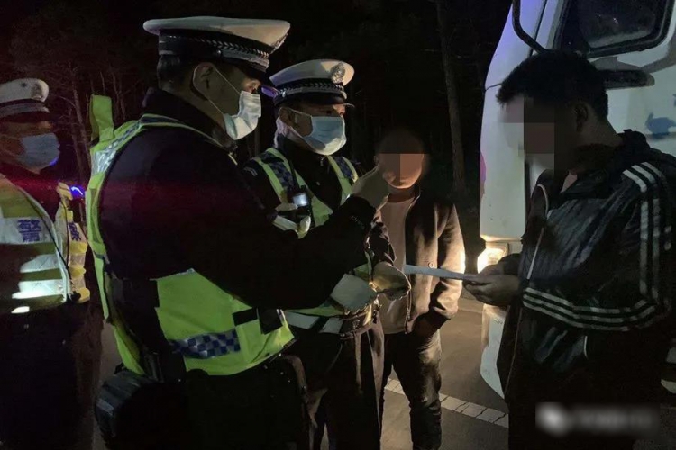 丽江开展夏季周末夜查酒驾醉驾统一行动 查处各类交通违法2.5万起2.jpg