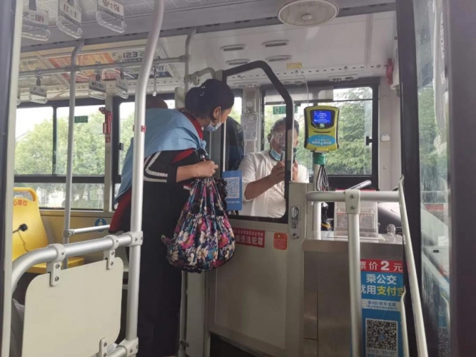 市民双肩包忘在公交车上 西安派出所半小时找回.jpg