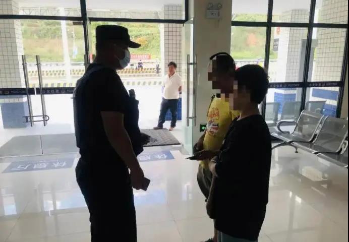 13岁少年独自搭“黑车”回华坪  却被半路扔下高速公路 (2).jpg