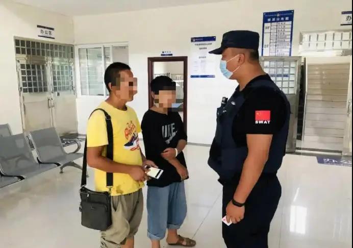 13岁少年独自搭“黑车”回华坪  却被半路扔下高速公路 (1).jpg