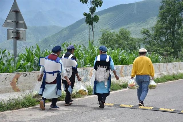 不用进城也能买到新鲜的水果蔬菜  “流动地摊车”解决难题 (1).jpg