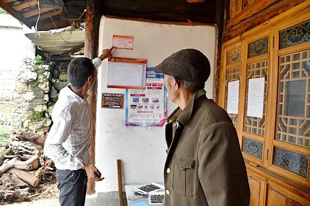 不用进城也能买到新鲜的水果蔬菜  “流动地摊车”解决难题 (5).jpg