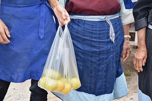 不用进城也能买到新鲜的水果蔬菜  “流动地摊车”解决难题 (3).jpg