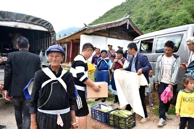 不用进城也能买到新鲜的水果蔬菜  “流动地摊车”解决难题 (2).jpg