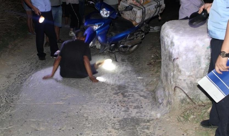 无证酒驾骑摩托车侧翻  索性躺路边“碰瓷” (2).jpg