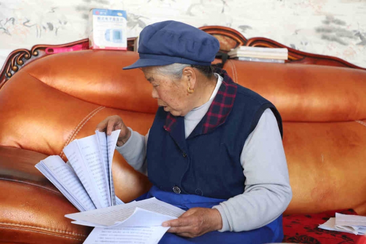 丽江73岁老奶奶6年手写52万字小说 (2).jpg