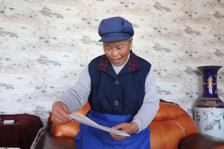 丽江73岁老奶奶6年手写52万字小说 (1).jpg