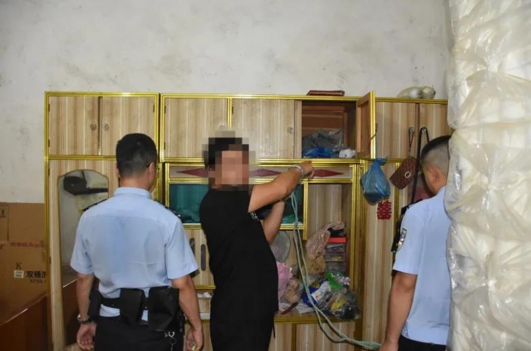 暴力打伤户主、入户抢劫现金1400余元男子被抓获 (2).jpg