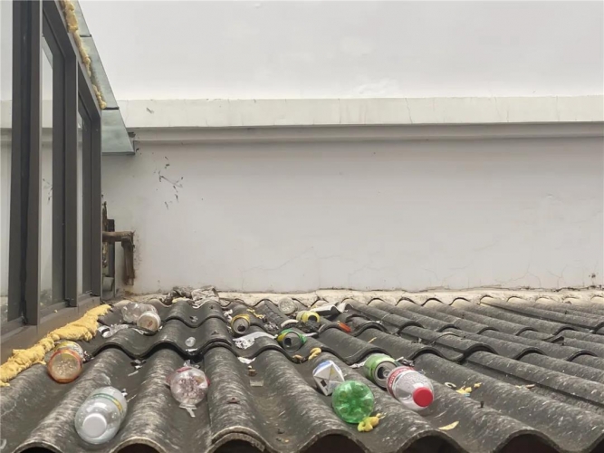 高空抛物，出租屋地上、屋顶堆积大量空瓶究竟是怎么回事？ (1).jpg