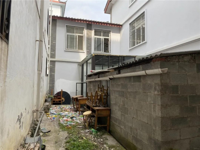 高空抛物，出租屋地上、屋顶堆积大量空瓶究竟是怎么回事？ (2).jpg