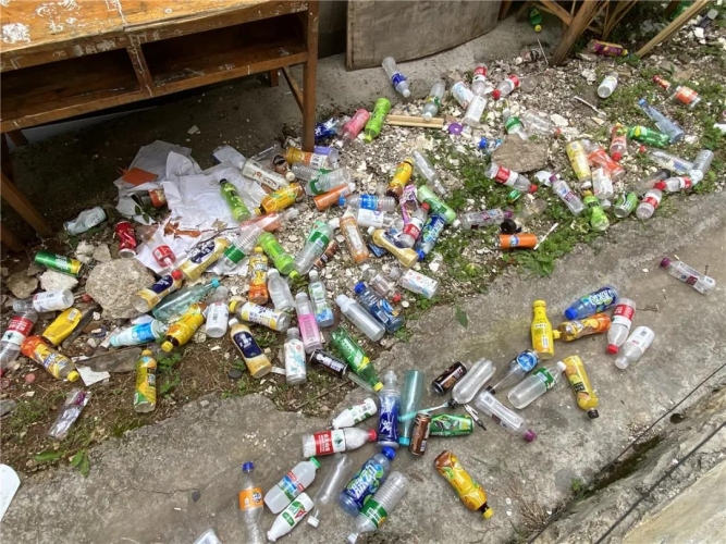 高空抛物，出租屋地上、屋顶堆积大量空瓶究竟是怎么回事？ (3).jpg