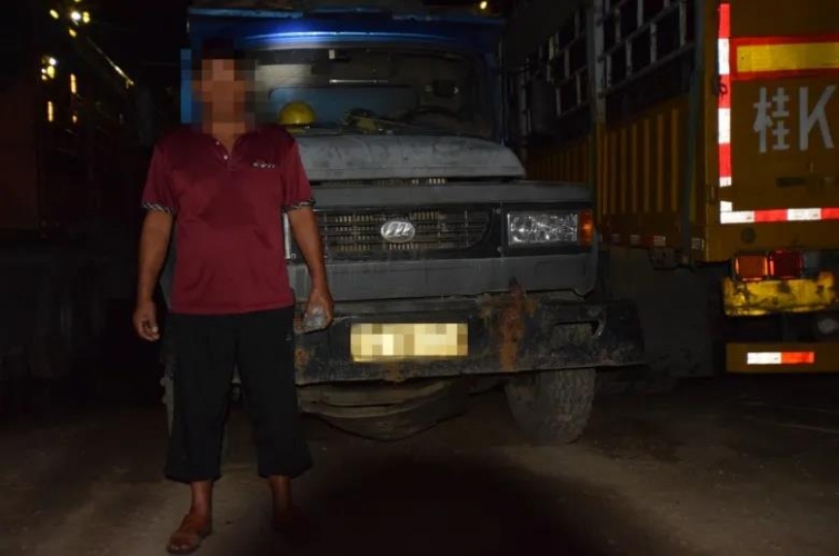 醉酒司机撞车还“开挂” 逃逸后民警4小时抓获归案 (4).jpg