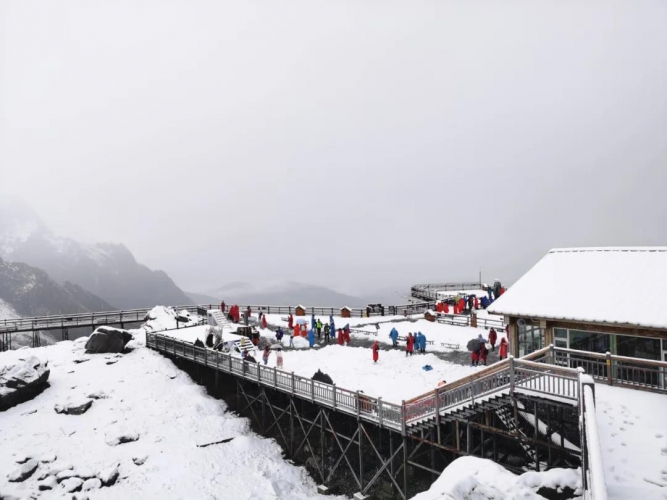 八月到丽江来玩雪，玉龙雪山暑期飘雪 体验“一秒入冬” (2).jpg
