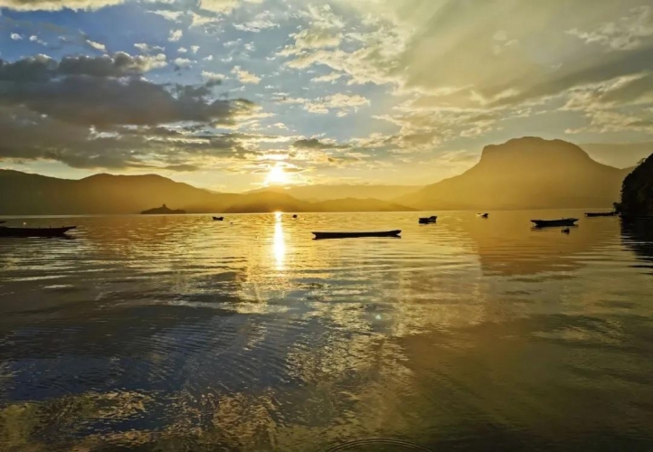 在泸沽湖，我见到了此生最美的日落…… (4).jpg